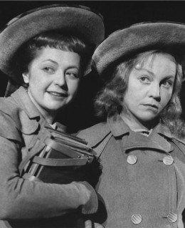 Morálka paní Dulské, 1954. Blanka Waleská s Jiřinou Petrovickou. Zdroj: Archiv ND (Heša Dulská), Blanka Waleská (Mela Dulská)