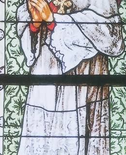 sv. Karel Boromejský na vitraji v bazilice sv. Ludmily.