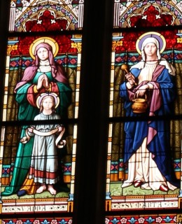 Detail vitráže z chrámu sv. Ludmily: sv. Karel Boromejský, sv. Anna, sv. Marta a sv. Alois. Foto M. Polák 