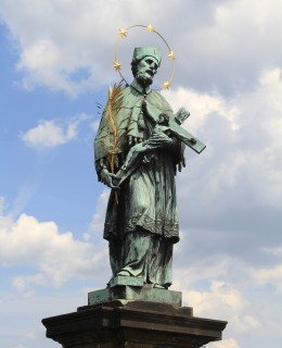 Sv Jan Nepomucký na Karlově mostě (Foto M. Polák, 2012)