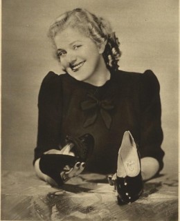 V reklamě na střevíce firmy Papež na Národní třídě (1937)