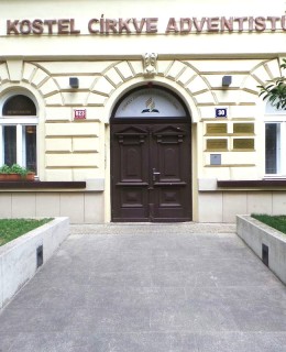Londýnská 623/30, dříve Hálkova ul. Zde působil Kabaret U kuřího oka