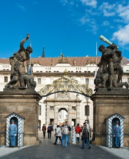 Brána gigantů se soubojem Titánů na Pražském hradě. Dílo A. Procházky a Č. Vosmika