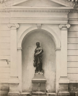 Kašna na nádvoří Náplavní 6. Foto: Z. Rieacha, poč. 20. století. Zdroj: Pražské kašny a fontány Kašna na nádvoří Náplavní 6. Foto: Z. Rieacha, poč. 20. století. Zdroj: Pražské kašny a fontány