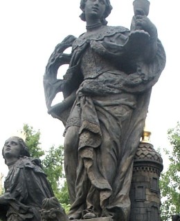 Socha sv. Barbory na Karlově mostě (Foto M. Polák, 2004)
