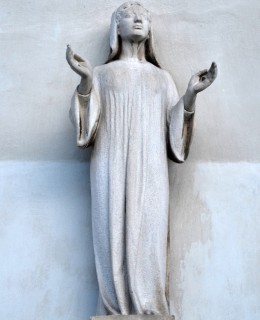 Orantka na kostele Nejsvětějšího Srdce Páně, zdroj: wikipedie