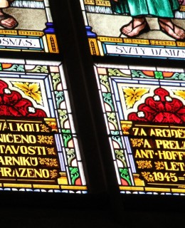 Detail obnovené vitráže z roku 1946 (Foto M. Polák, 2017) Detail obnovené vitráže z roku 1946 (Foto M. Polák, 2017)