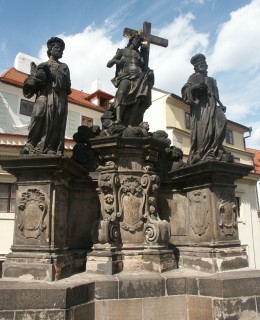 Sousoší Kosmy a Damiána na Karlově mostě (Foto M. Polák, 2004)