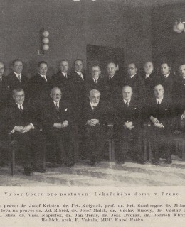 Členové Sboru pro postavení Lékařského domu – fotografie z pozdějších let, vyfoceno už v prostorách čítárny v budově Lékařského domu (Věstník českých lékařů, 1931, roč. 43, č. 13, s. 292)