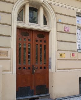 Vchod do domu s kameny zmizelých (Foto M. Polák, 2026)
