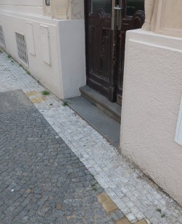 Třináct kamenů zmizelých je po obou stranách vchodových dveří (Foto M. Polák, červen 2026)
