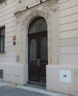 Vchod do domu Krkonošská 4 (Foto M. Polák, 2026)