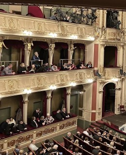 Márova sochařská výzdoba lóží, Divadlo na Vinohradech. Zdroj: Wikipedie