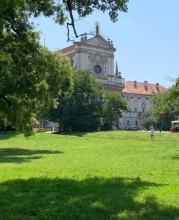 park Karlovo náměstí s kostelem sv. Ignáce z Loyloly park Karlovo náměstí s kostelem sv. Ignáce z Loyloly