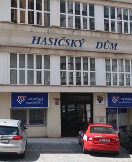 Vchod do domu s kameny zmizelých (Foto M. Polák, 2026)