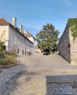Horská ulice, vlevo bastion, vpravo klášter. Zdroj: Wikipedie