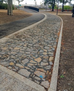 Nově upravená cesta k ul. Horská a vyhlídce na Nuselské údolí