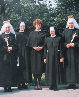 Sestry řádu sv. Alžběty na fotografii v publikaci Církevní řády a kongregace...