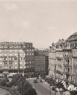 Vinohradské náměstí od divadla, asi 1933 - 1938. Pohlednice.