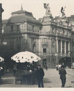 Na náměstí pod divadlem, před 1918. Pohlednice.