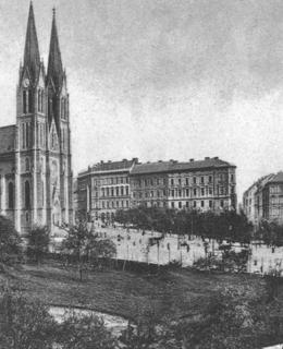 Náměstí s kostelem sv. Ludmily, v popředí zahrada Eichmanka, kol. 1900. Pohlednice