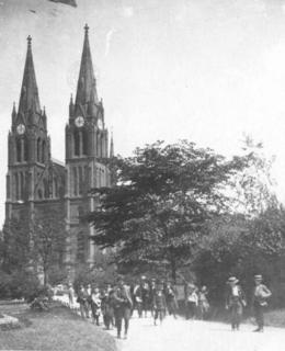Náměstí s kostelem sv. Ludmily s parkovou úpravou, kol. 1900, AHMP