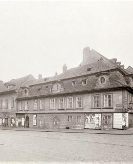Roh Spálené a Karlova nám., domy čp. 5, 6 a7. Foto: J. Eckert 1898-1900. Zdroj: AHMP, sign. VIII 3
