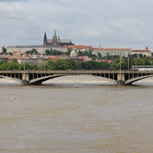 Jiráskův most při povodni 2013