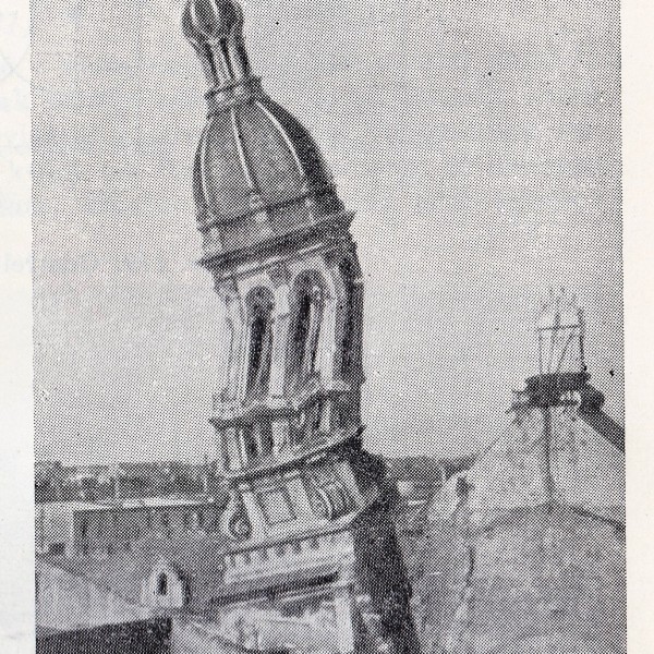 Dosud neznámá fotografie odstřelu věže Vinohradské synagogy z Příručky pro střelmistry z roku 1960. Zkušenosti, byly využity při boření dalších synagog a kostelů. „Úsporné, bezpečné a ještě zbude více neporušených cihel pro budování lepších zítřků.“ (Archiv František Bányai)