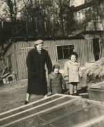 Děti Lehečkovy s maminkou u skleníku na Albertově, 50. léta. Zdroj: archiv B. Kovaříkové