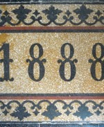 Balbínova 28, letopočet jako součást dlažby domu. Zdroj: archiv autorky