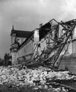 Bombardováním poničené křídlo nemocnice na Karlově náměstí, za ním kostel sv. Ignáce.