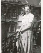 Věra Bromová na balkoně v 50. letech. Zdroj: archiv B. Kovaříkové