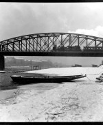 Železniční most a náplavka v 50. letech. Zdroj: archiv B. Kovaříkové