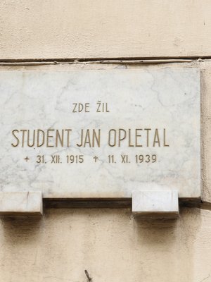 Jan Opletal, Jenštejnská 1966/1 a Žitná ulice (autor fotografie: Milan Polák)