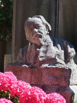 Mikoláš Aleš, portrétní socha malíře na Vyšehradském hřbitově, hrob 12B-60, Vyšehrad (autor fotografie: Milan Polák)