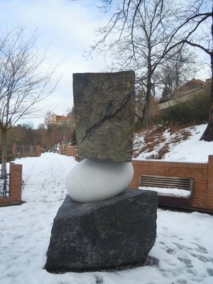 Pomník z dvou druhů kamene (autor fotografie: Dagmar Broncová)