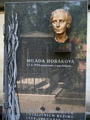 Symbolický hrob M.Horákové (autor fotografie: MČ Praha 2)