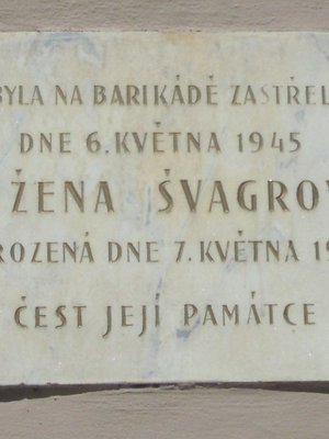 Pamětní deska Růženy Švagrové (autor fotografie: Dagmar Broncová)