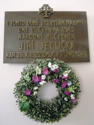 Pamětní deska Jiřího Jedličky ve vestibulu (autor fotografie: Dagmar Broncová)