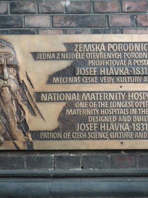 Pamětní deska u hlavních dveří do porodnice (foto Milan Polák, listopad 2020)