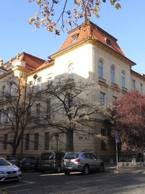Fyzikální ústav z nároží ulic Albertov a Ke Karlovu (Foto M. Polák, listopad 2020)