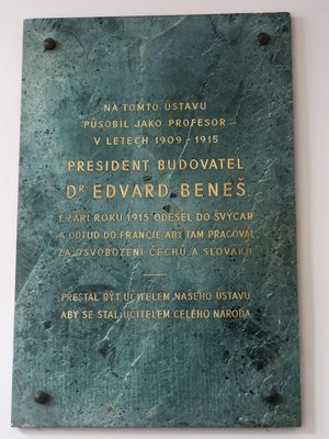 Deska věnovaná dr. Ed. Benešovi (Foto M. Polák, 2020)