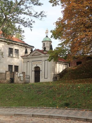 Kostel Panny Marie Šancovské, za ním zbytek kostela Stětí sv. Jana Křtitele (foto Milan Polák)