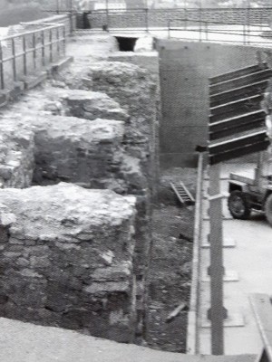 Archeologický průzkum v okolí purkrabství a knížecího paláce v roce 2003. Foto M. Polák