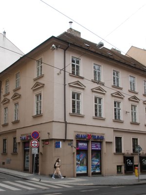Nárožní dům v ulicích Myslíkova a Na Zderaze (Foto M. Polák, 2021)