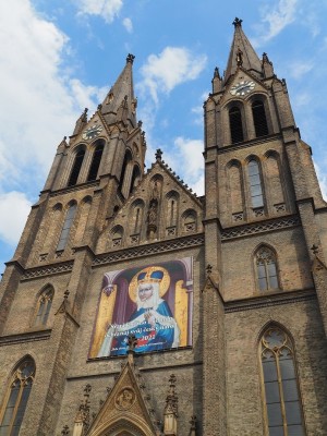 Průčelí kostela s obrazem sv. Ludmily, Foto MČ Praha 2, 5. 6. 2021