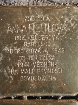 Jméno A. Nettlové nese Kámen zmizelých před domem na Rašínově nábřeží 75 (Foto M. Polák)
