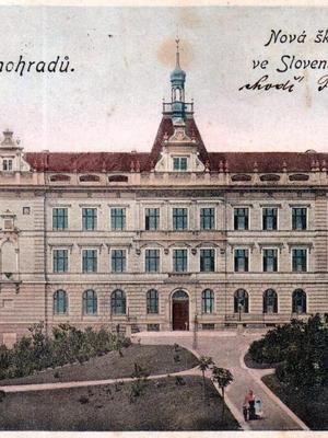 Novostavba školy, Kladská. Pohlednice 1903. Zdroj: archiv M. Frankla