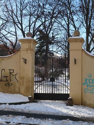 Brána do zahrady v zimě 2019 (Fotio M. Polák)